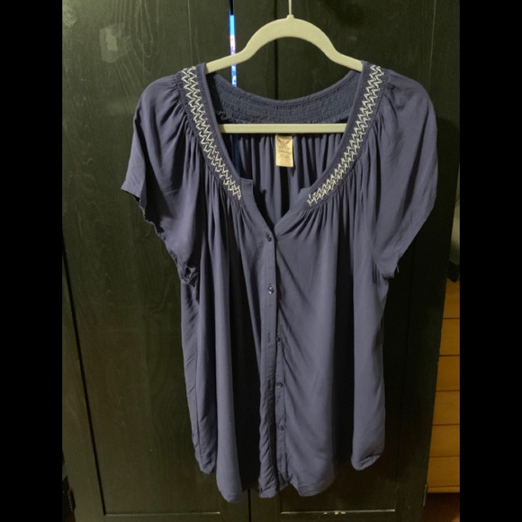 Ladies top - Picture 1 of 2